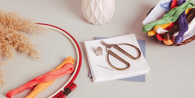 Stół z akcesoriami do haftu